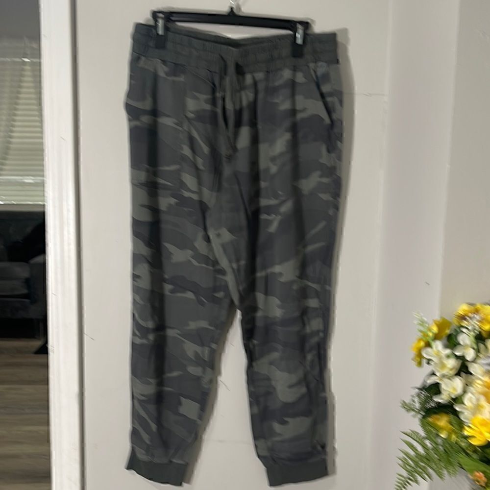 SPLENDID CAMU JOGGERS SIZE LARGE